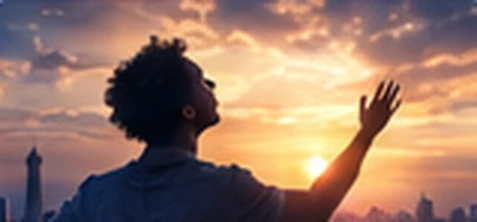 Silhouette en prière, bras levé vers le soleil couchant